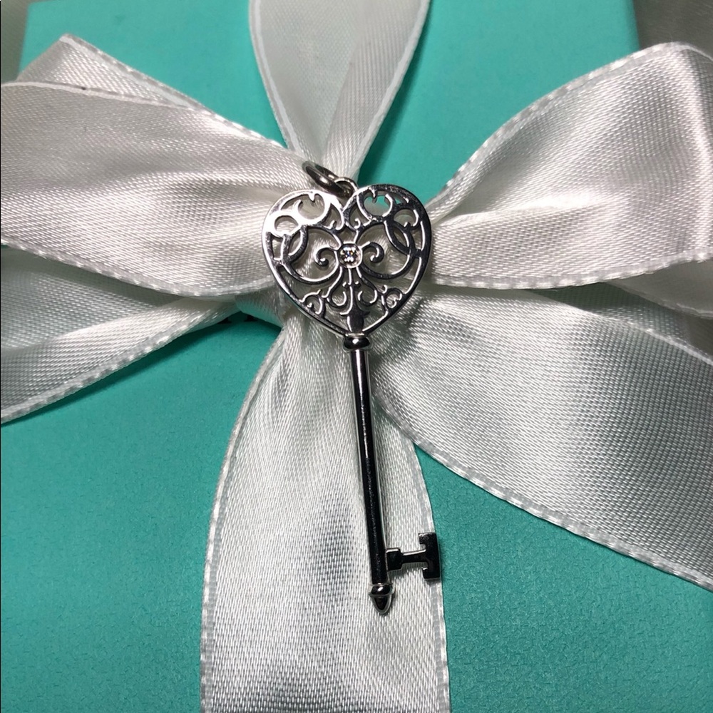 Extremely Rare Tiffany Enchant Key Au750 White Gold with Diamond Key Pendent EUC